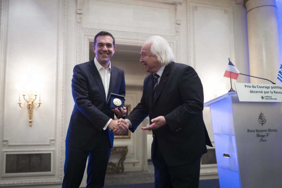 Τσίπρας: Παραλαμβάνω το βραβείο “Πολιτικού σθένους” στο όνομα του ελληνικού λαού