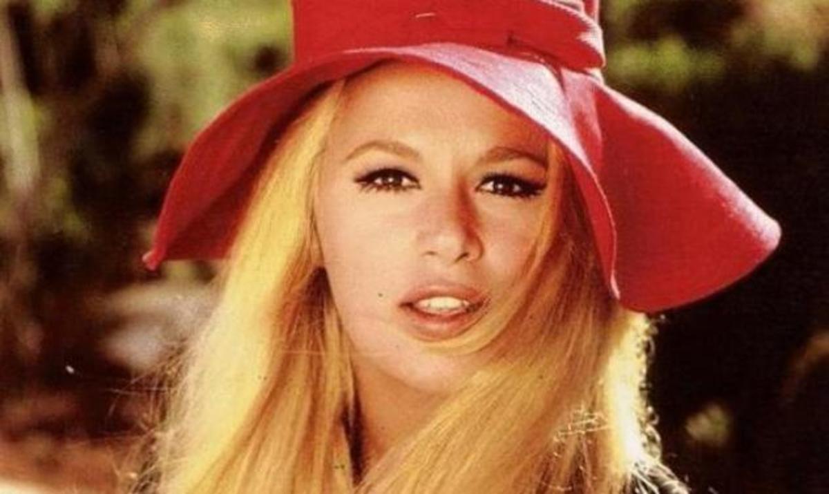 «Μου λείπει η Αλίκη Βουγιουκλάκη, όποτε την βλέπω νομίζω ότι ζει ακόμα»