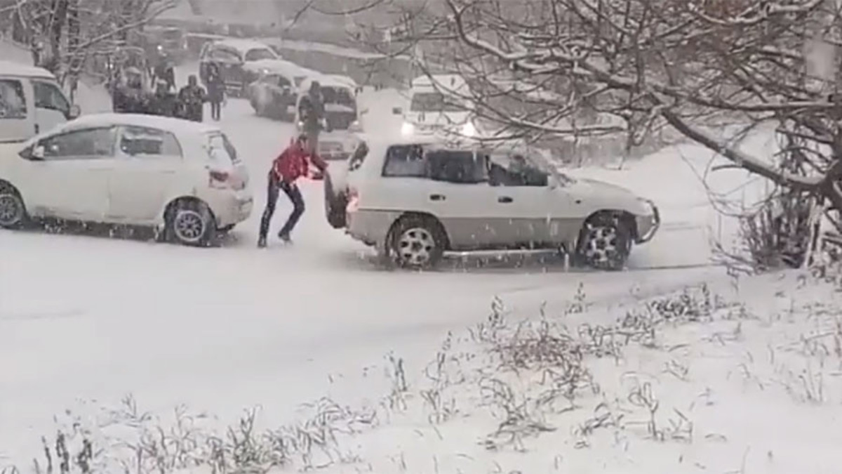 Πάνω από 250 τροχαία από την σφοδρή χιονόπτωση στο Βλαδιβοστόκ! [pics, vids]