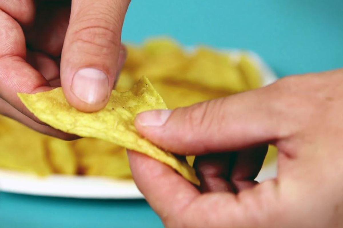 Πώς να ξανακάνετε τα πατατάκια τραγανά και το ψωμί μαλακό, όταν έχουν μπαγιατέψει [vid]