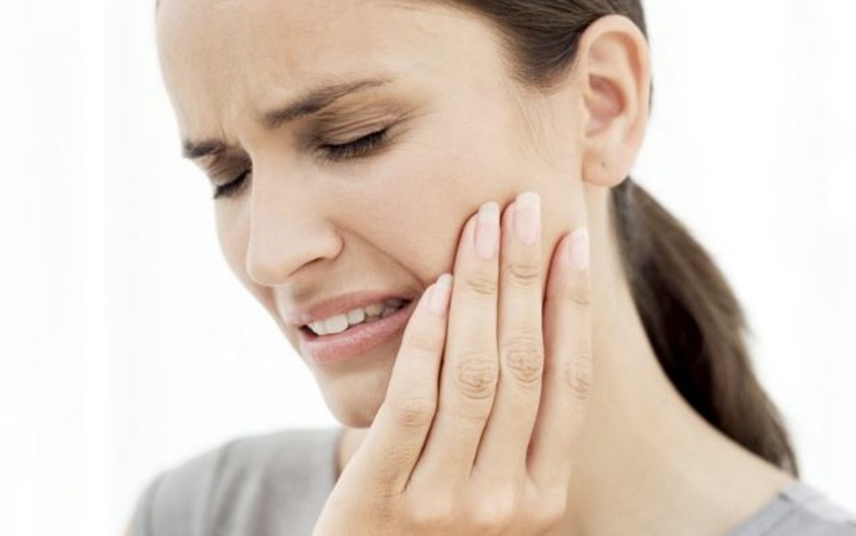 Πονόδοντος όταν πίνετε κάτι ζεστό, ή κρύο: Πού οφείλεται – Τι να κάνετε