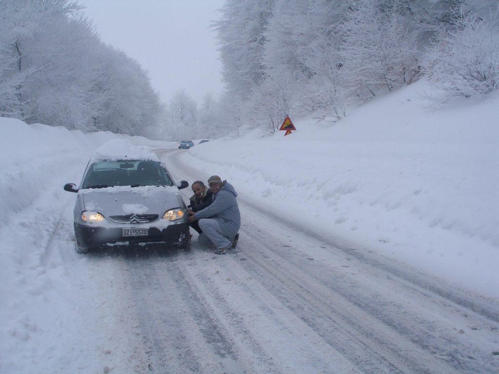 Πελοπόννησος: Χιόνια και δρόμοι παγίδες σε Κορινθία και Αρκαδία – Που χρειάζονται αντιολισθητικές αλυσίδες…