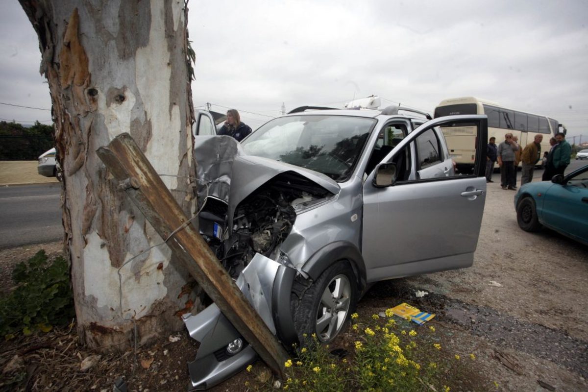 Χανιά: Αυτοκίνητο “καρφώθηκε” σε ελιά – Ο οδηγός απέφυγε τα χειρότερα στο σημείο!