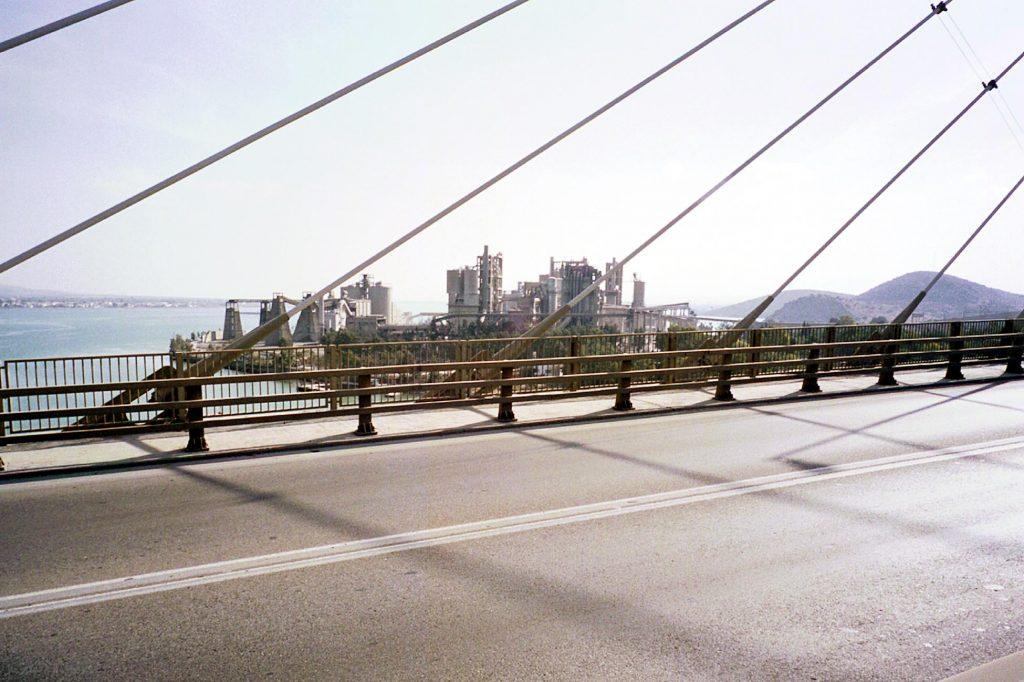 Εύβοια: Η διακοπή της κυκλοφορίας έφερε άγριο ξύλο στη γέφυρα της Χαλκίδας [vid]