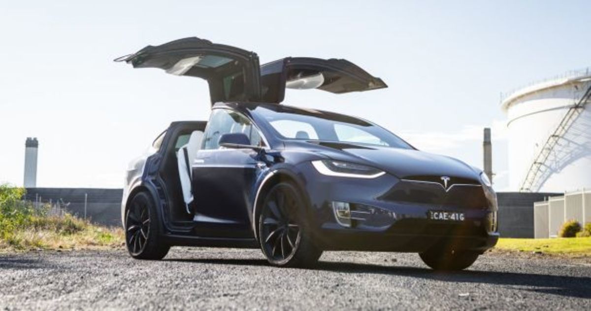 Η Daimler διαλύει νοικιασμένο από ιδιώτη Model X για να μάθει τα μυστικά της Tesla