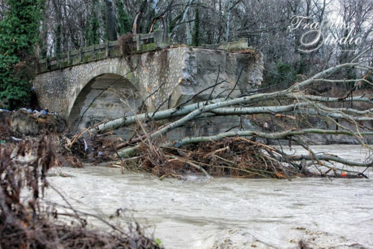 Καστοριά: Κατέρρευσε η ιστορική γέφυρα της Ποριάς – Η περιοχή πριν και μετά την καταστροφή [pics, vid]