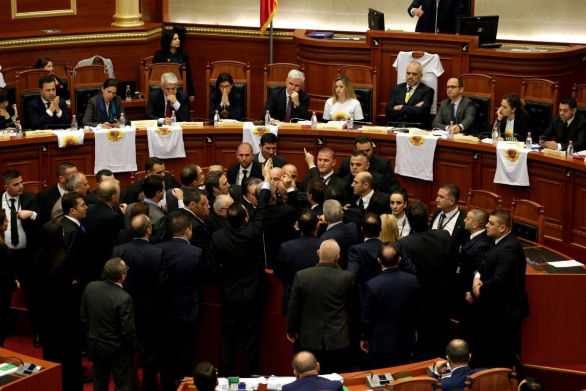 “Κόλαση” στην Αλβανία: Ένταση και καπνογόνα μέσα στη Βουλή