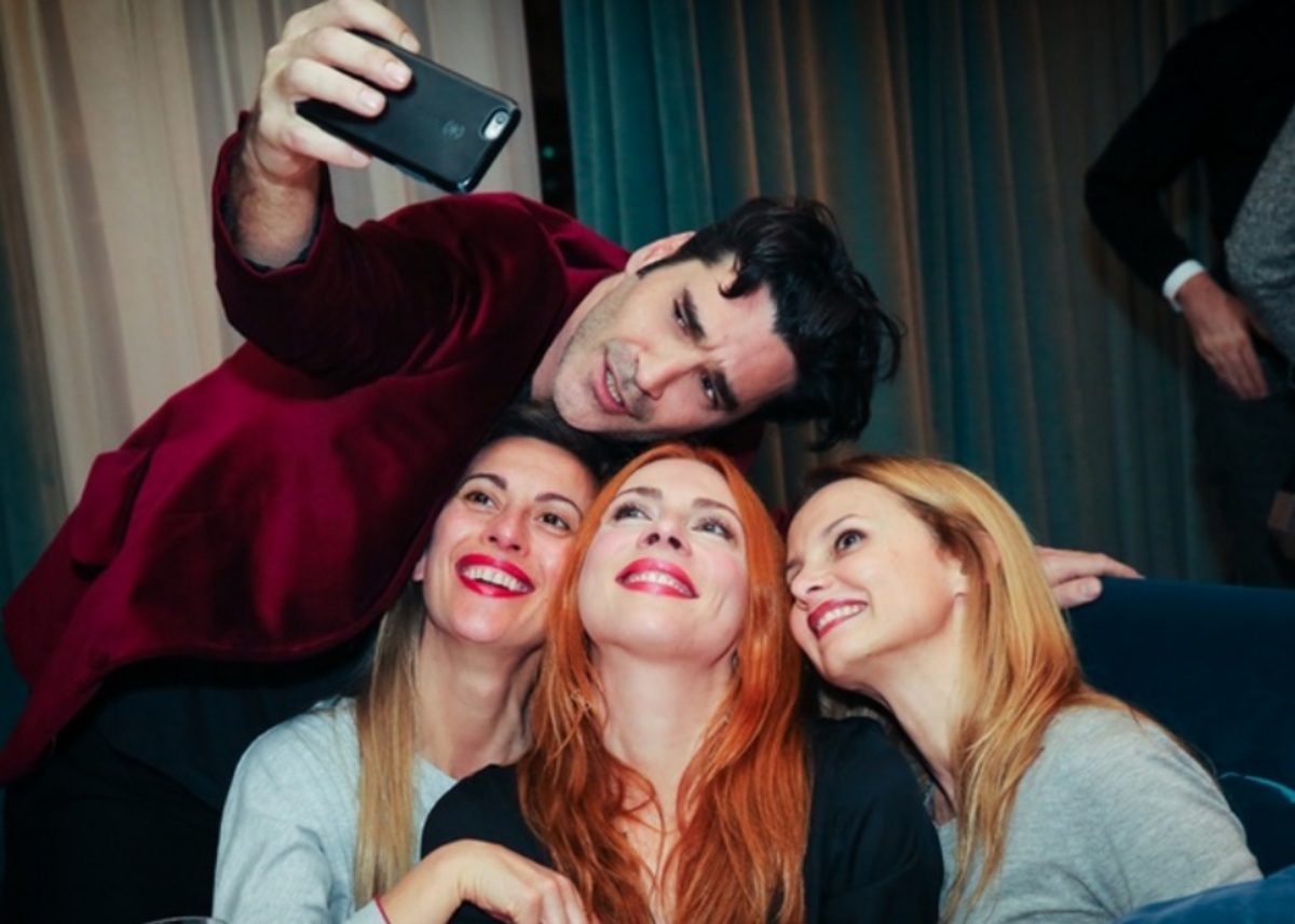 Χριστόφορος Παπακαλιάτης: Reunion με την Σμαράγδα Καρύδη και την Βίκυ Βολιώτη για τις γιορτές!