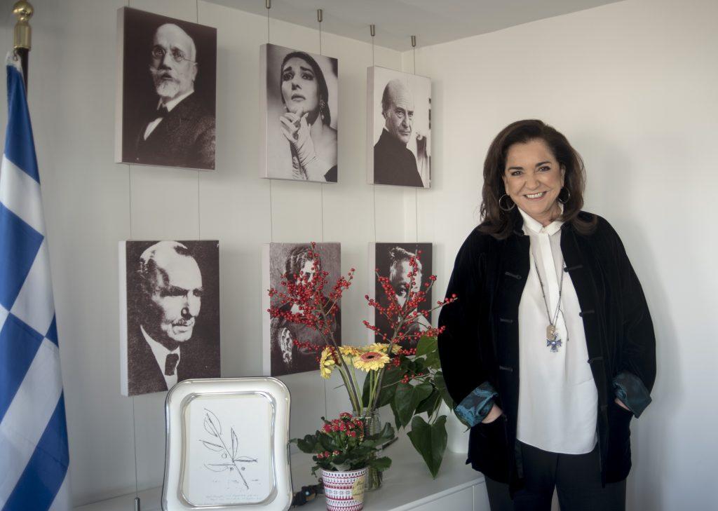 Η Ντόρα Μπακογιάννη παραδέχεται ότι το μωρό μοιάζει στη Σία Κοσιώνη και αποκαλύπτει τα υλικά για τους καλύτερους κουραμπιέδες!