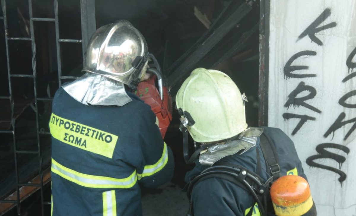 Μεγάλη πυρκαγιά σε τυροκομείο στο Άργος – Φόβοι για εκρήξεις
