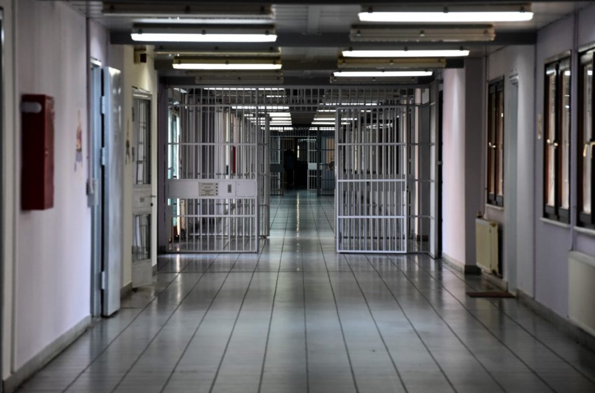 Κρατούμενοι έδειραν σωφρονιστικό υπάλληλο στις φυλακές Βόλου