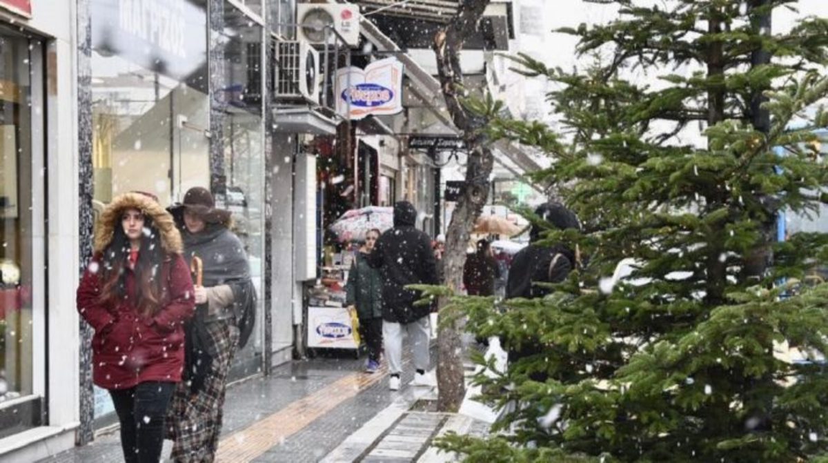 Χιονίζει ασταμάτητα στη Λάρισα [pics]