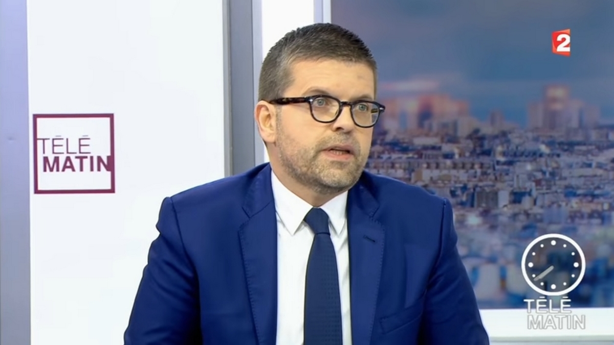 Λικ Καρβουνά: Ποιος είναι ο Έλληνας υποψήφιος για την ηγεσία του Σοσιαλιστικού Κόμματος στη Γαλλία