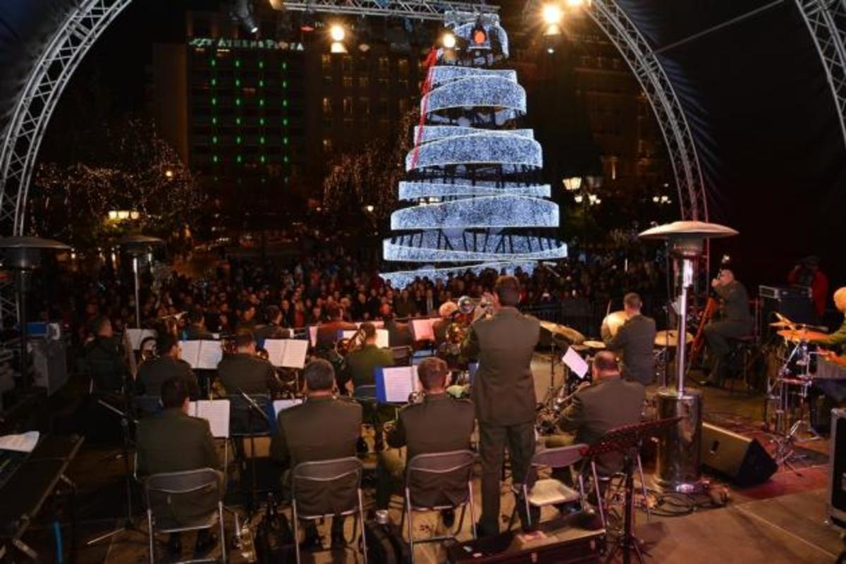 Η Στρατιωτική μπάντα των Αθηνών “μάγεψε” με τις μελωδίες της στο Σύνταγμα [pics, vid]