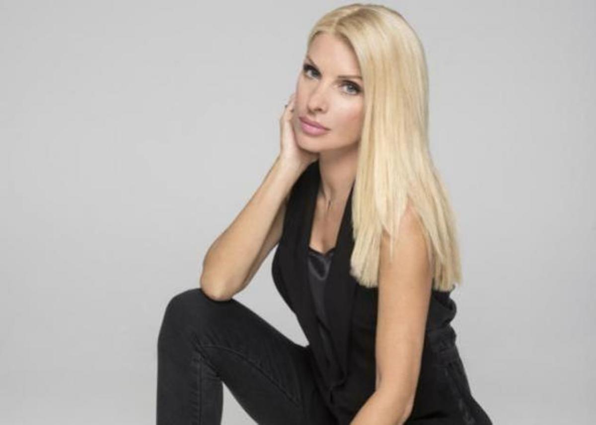 Ελένη Μενεγάκη: Η βραδινή έξοδος με τους συνεργάτες της [pics]