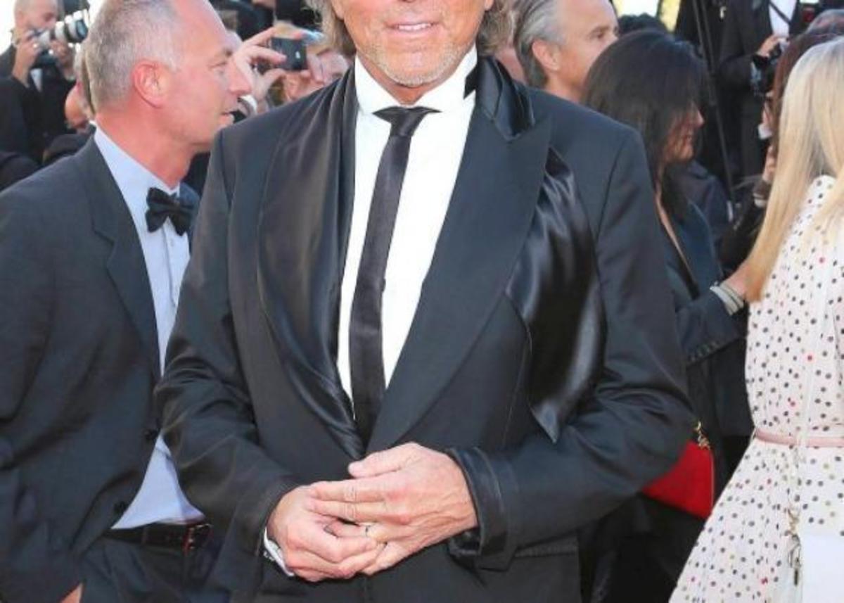 Θρήνος στο χώρο της μόδας – Πέθανε στον καναπέ του σπιτιού του γνωστός σχεδιαστής!