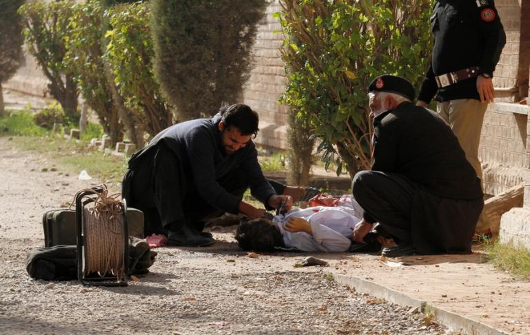 Ταλιμπάν μπήκαν με μπούρκες σε πανεπιστήμιο και τους θέρισαν – Τουλάχιστον 9 νεκροί [pics]