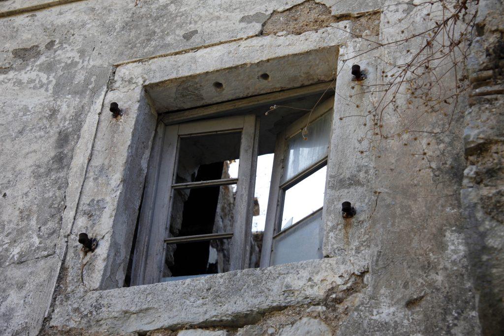 Θεσσαλονίκη: Νεκρή ηλικιωμένη που έπεσε από παράθυρο τρίτου ορόφου