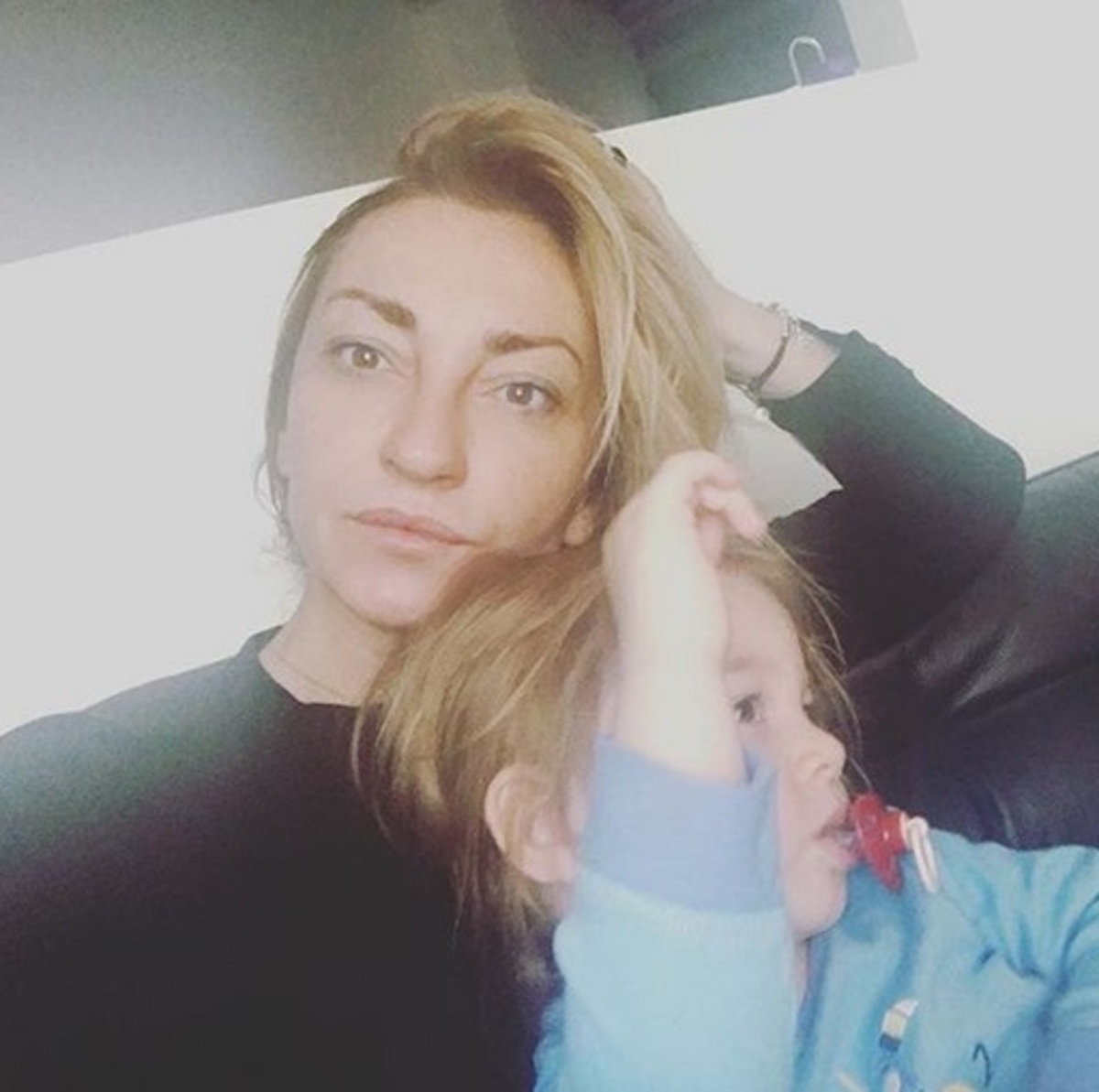 Αποστόλης Τότσικας – Ρούλα Ρέβη: Χριστουγεννιάτικη βόλτα με τα δίδυμα! [pics]