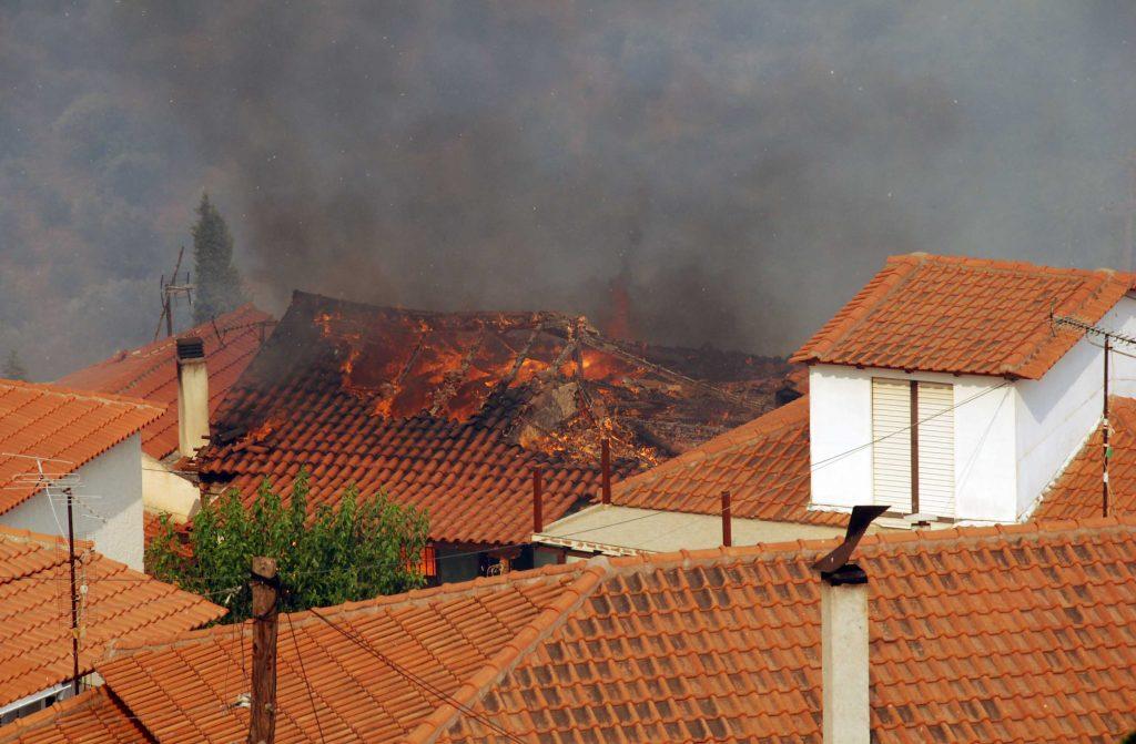 Η φωτιά ξεκίνησε από τη στέγη – Μεγάλες ζημιές σε σπίτι στο Μέτσοβο