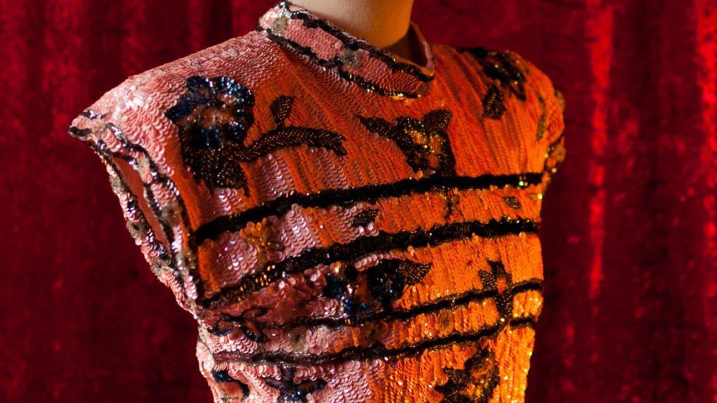 Μεγάλη μας ηθοποιός πουλάει τις τουαλέτες της για να τα βγάλει πέρα!