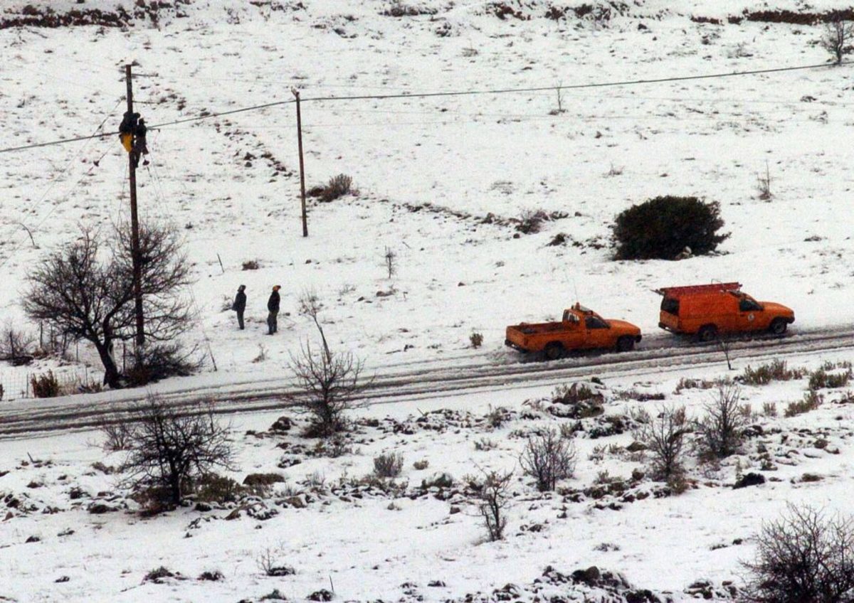 Χωρίς ρεύμα τα Καλάβρυτα – Έπεσαν οι στύλοι της ΔΕΗ από το χιόνι!