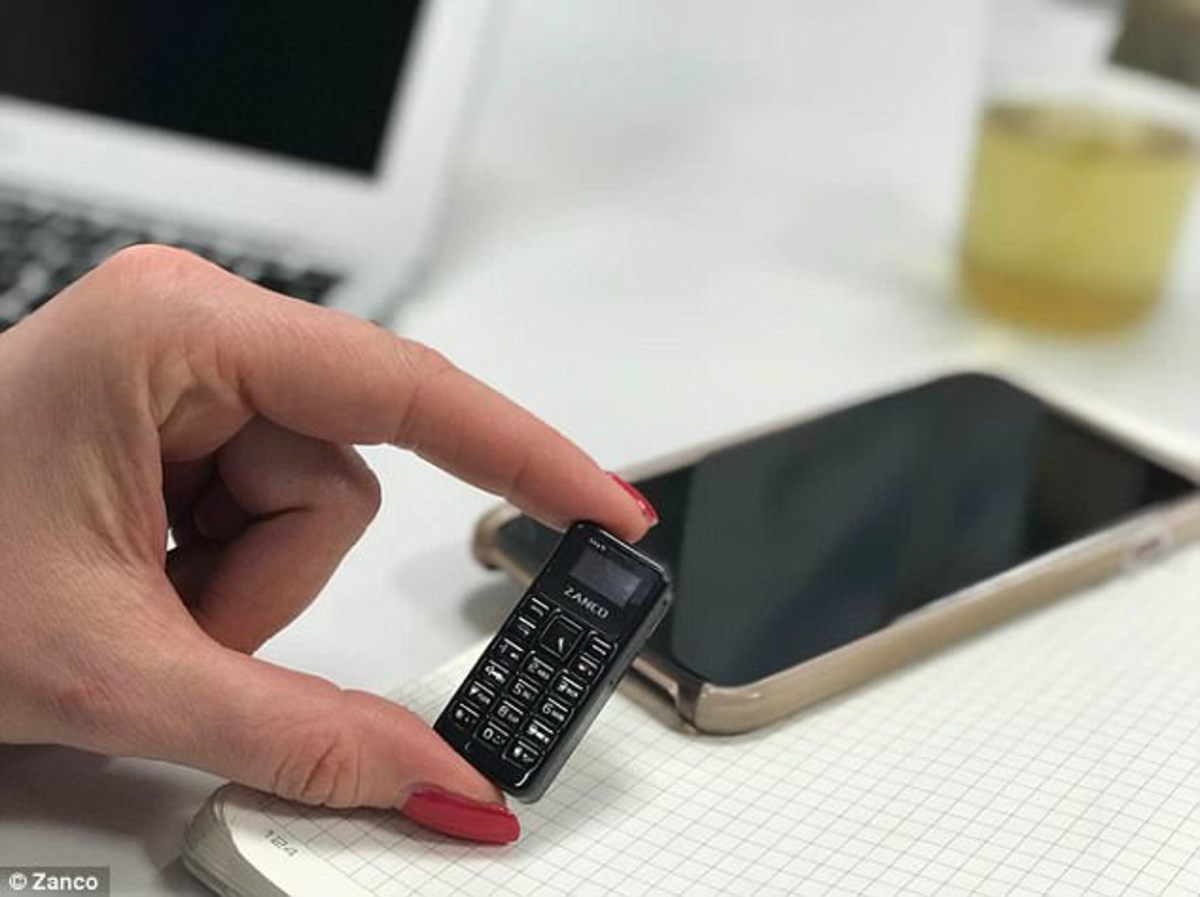 Αυτό είναι το μικρότερο κινητό τηλέφωνο του κόσμου!