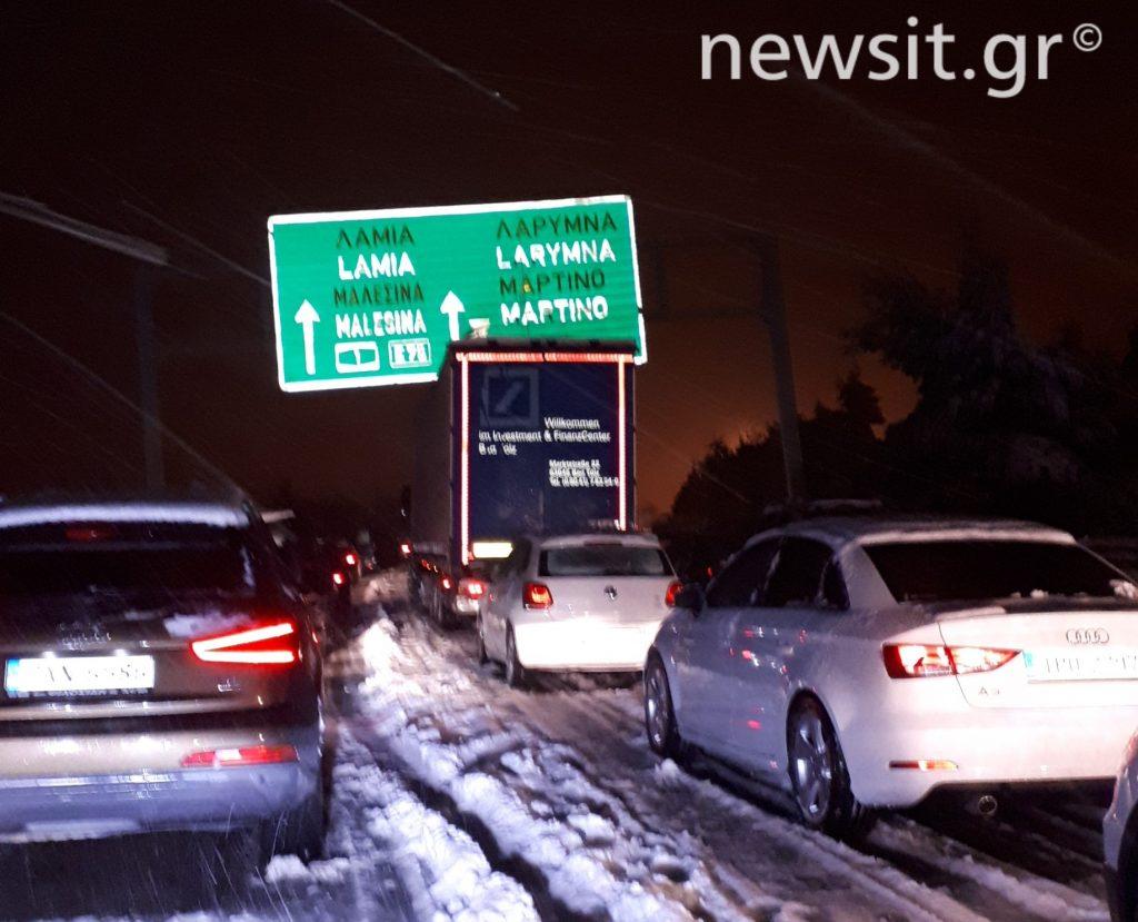 Ανοιχτά επιτέλους και τα δύο ρεύματα της Αθηνών – Λαμίας! Ώρες ταλαιπωρίας στο κρύο για τους οδηγούς