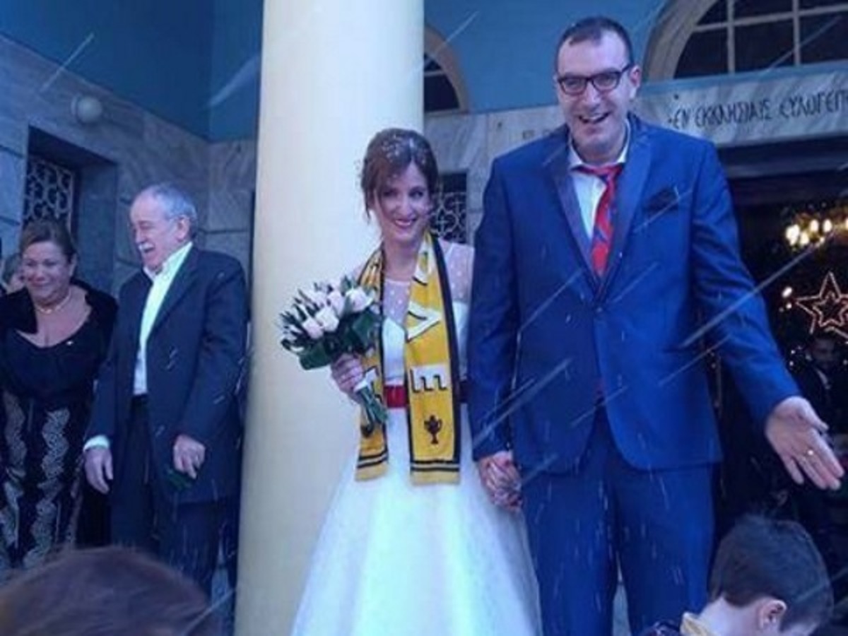 Ο γαμπρός με κοστούμι και η νύφη… με κασκόλ της ΑΕΚ! [pic]