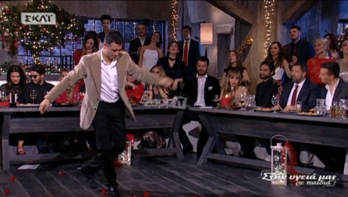 Κωνσταντίνος Αγγελίδης: Το ζεϊμπέκικο στο εορταστικό «Στην υγειά μας» που συγκλονίζει [vid]