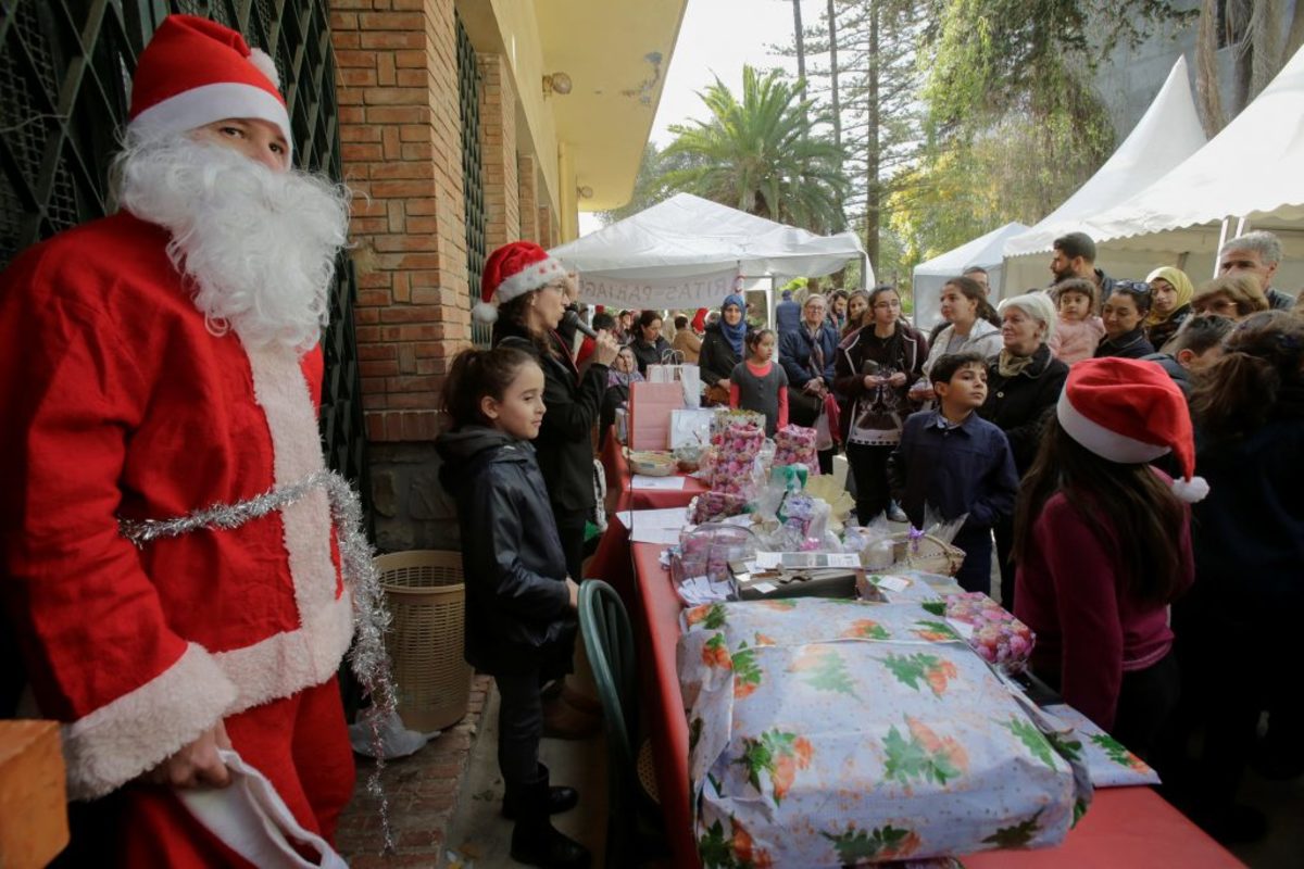 Άνοιξε Χριστουγεννιάτικη αγορά στο Αλγέρι! Μουσουλμάνοι βγάζουν… selfie με τον Άγιο Βασίλη [pics]