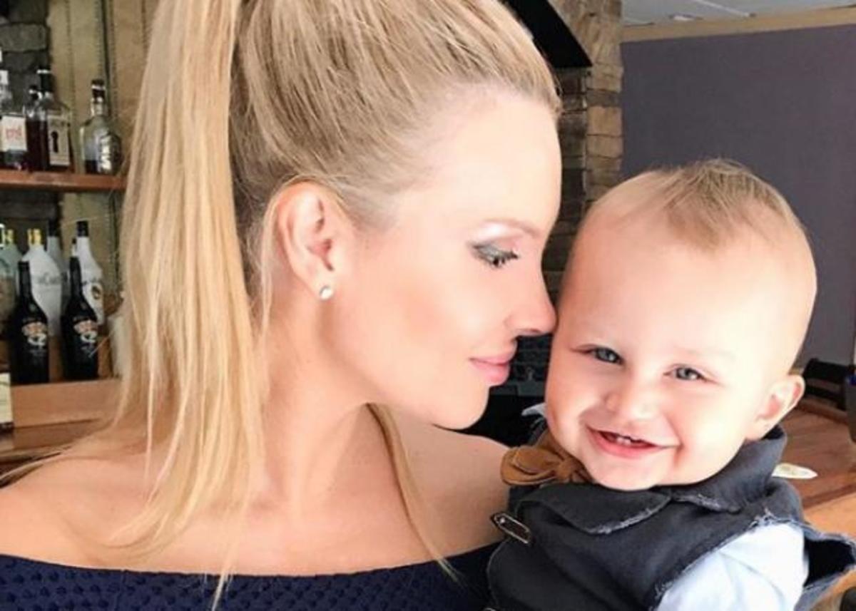 Χριστίνα Αλούπη: Απολαυστικές στιγμές με τον γιο της στο αεροπλάνο για Ελλάδα! Video