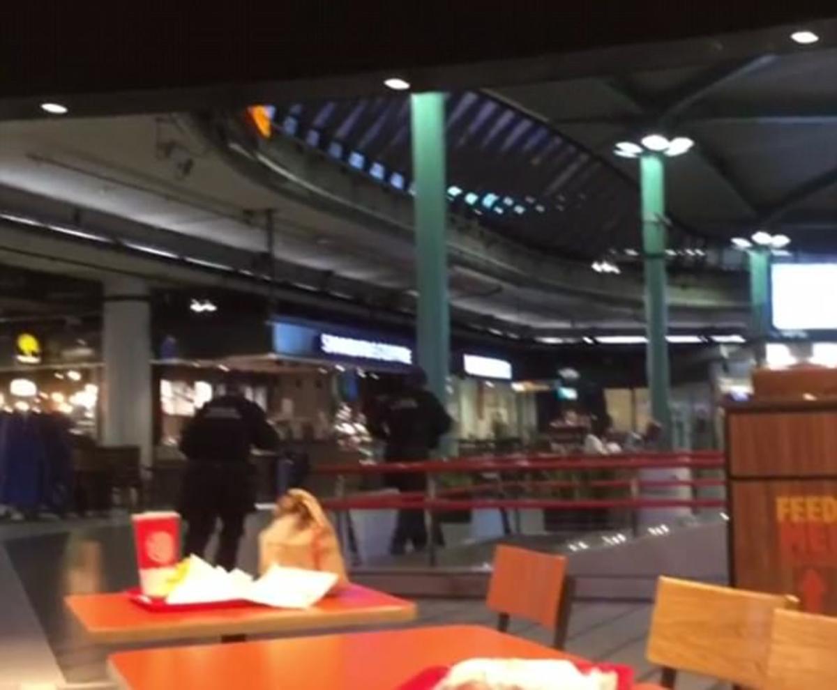 'Αμστερνταμ: Η στιγμή που οι αστυνομικοί πυροβολούν στο αεροδρόμιο τον άνδρα που απειλούσε με μαχαίρι