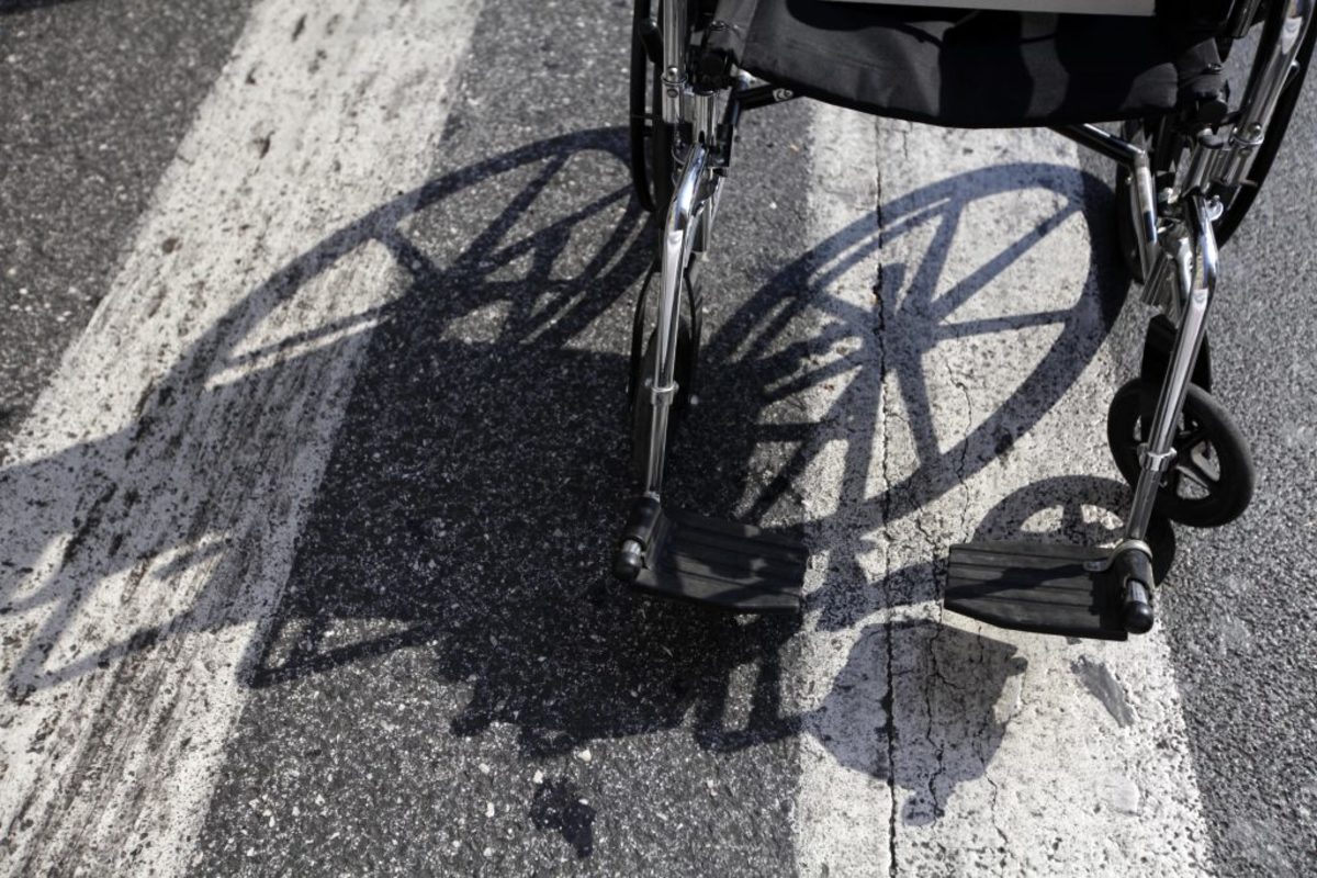 Τρία αναπηρικά αμαξίδια προσέφερε ο δήμος Αχαρνών χάρη στα πλαστικά καπάκια που συνέλεξαν μαθητές