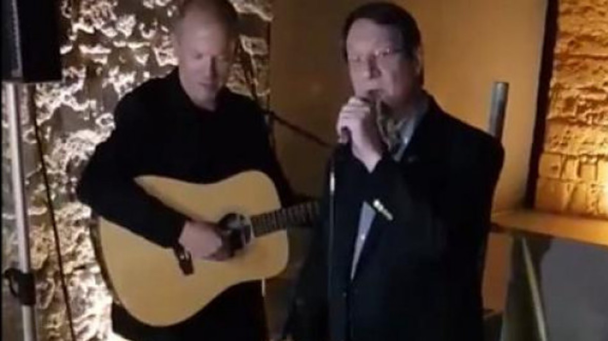 Και τραγουδιστής ο Νίκος Αναστασιάδης! Μιμήθηκε τον Κώστα Χατζή και αποθεώθηκε [vid]