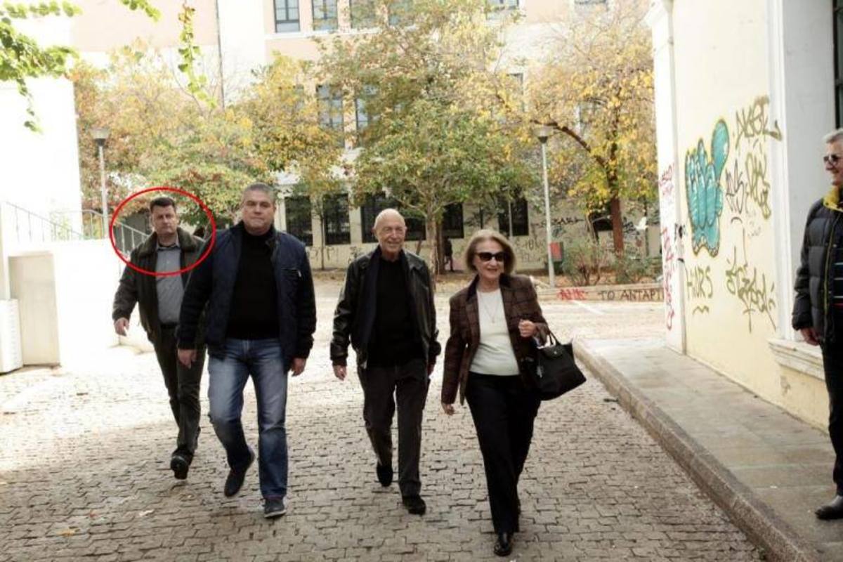 Άγιοι Ανάργυροι: Τι λέει η νομοθεσία για τους αστυνομικούς που οπλοφορούν