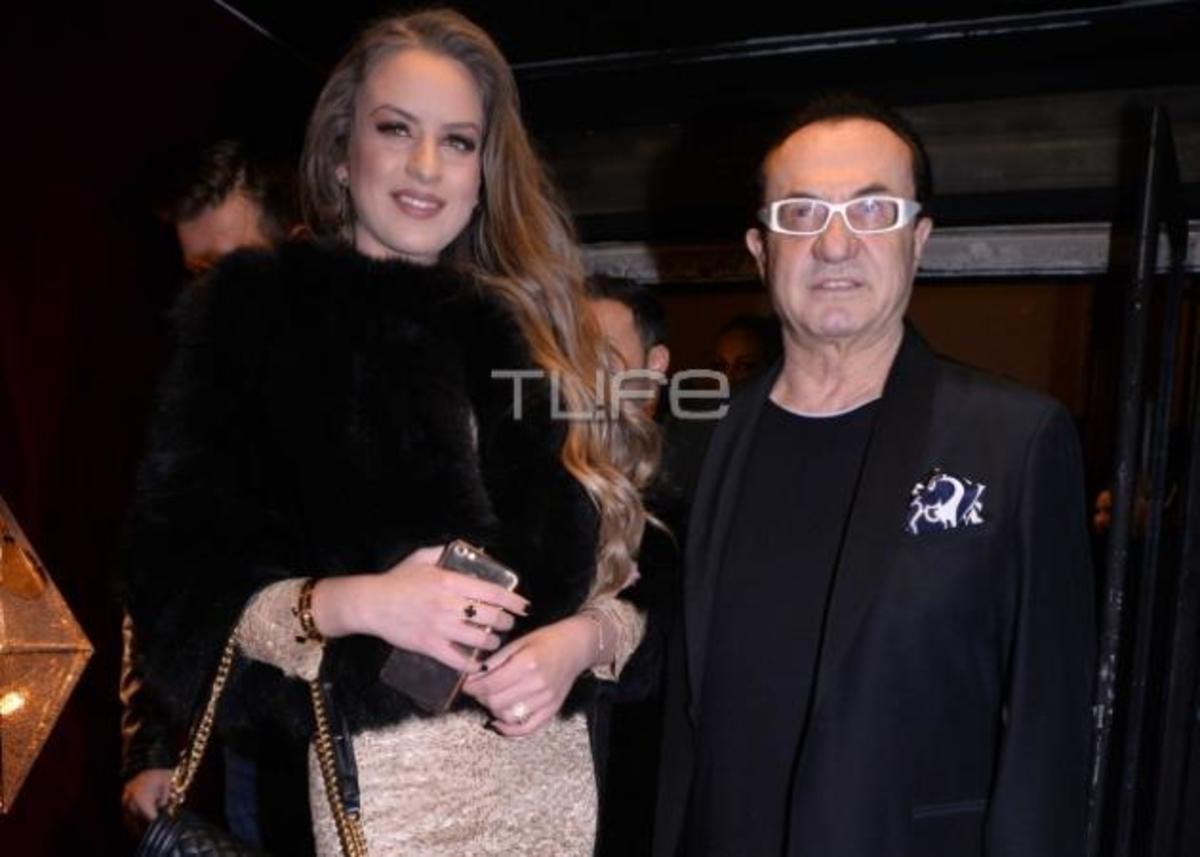 Ποια είναι η ξανθιά καλλονή που συνόδευσε χθες στο θέατρο τον Λευτέρη Πανταζή;