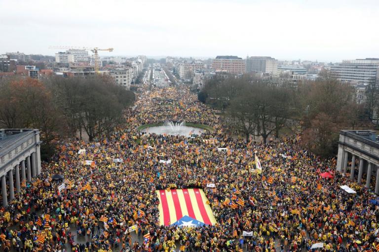 Λαοθάλασσα από Καταλανούς σε διαδήλωση στις Βρυξέλλες