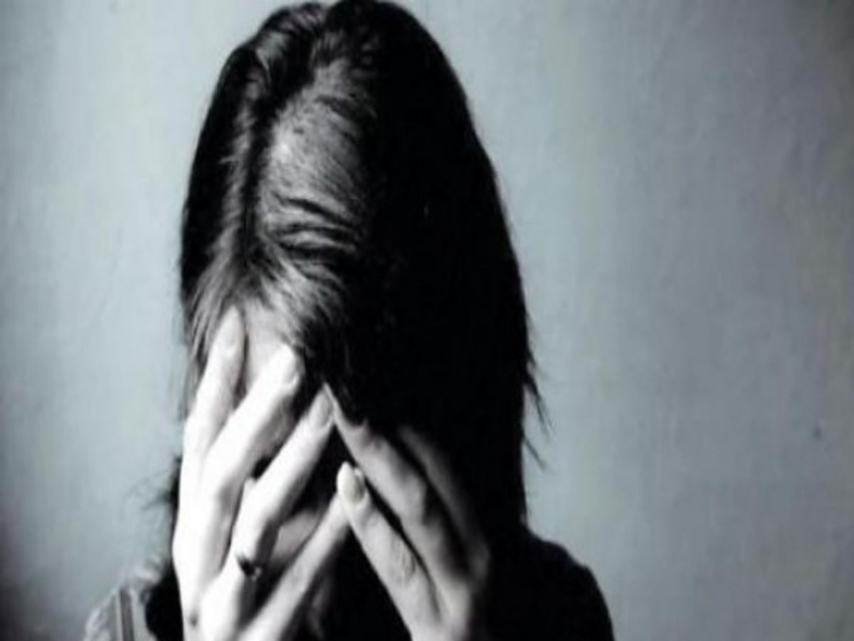 Πήγε να καταγγείλει ξυλοδαρμό και την παρενόχλησε σεξουαλικά αστυνομικός!