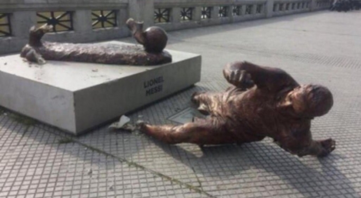 Εσπασαν άγαλμα του Μέσι στο Μπουένος  Άιρες [pic]