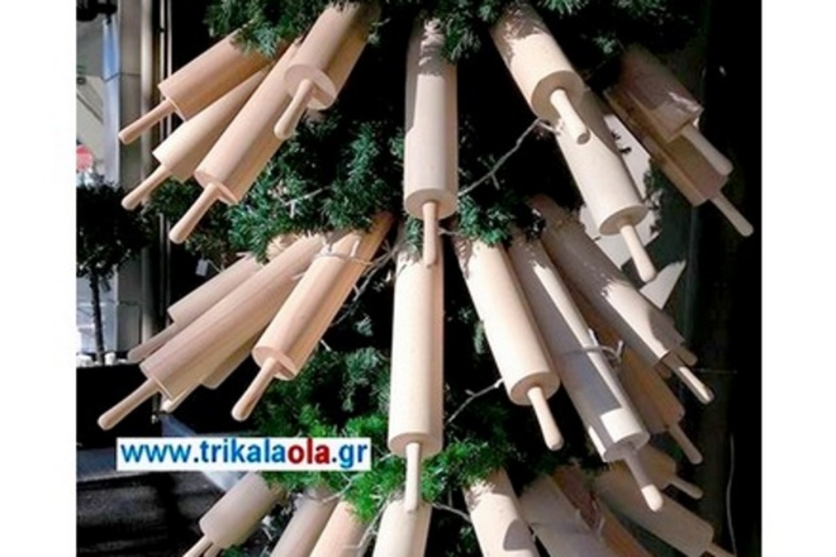 Το πιο παράξενο χριστουγεννιάτικο δέντρο στόλισαν στα Τρίκαλα [pic]