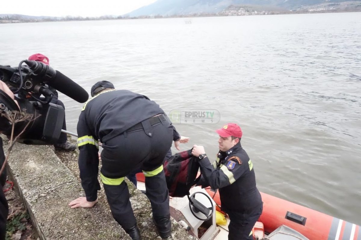 Γιάννενα: Αυτή η τσάντα μέσα στη λίμνη προκάλεσε συναγερμό – Τι έκρυβε στο εσωτερικό της [pic, vid]