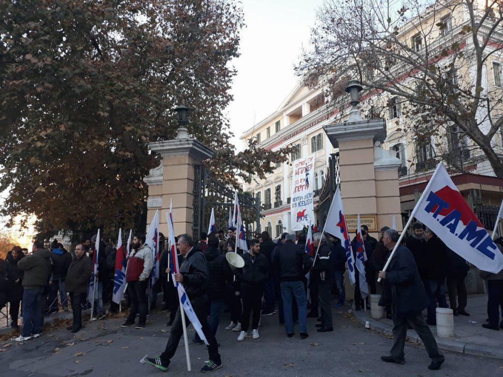 Θεσσαλονίκη: Κατάληψη τέλος στο υπουργείο Μακεδονίας Θράκης – Ο στόχος του ΠΑΜΕ [vids]