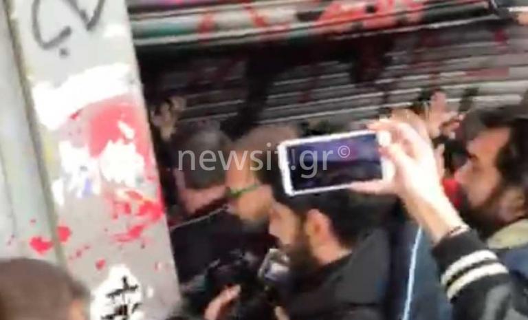 Η στιγμή της εισβολής στο υπουργείο Εργασίας