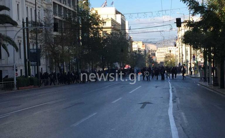 Επεισόδια με μολότοφ στο κέντρο της Αθήνας