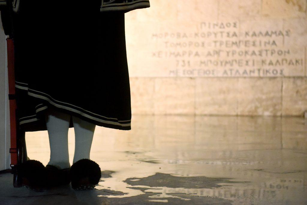 Οι Εύζωνες φόρεσαν τις κάπες τους για να γλιτώσουν από το τσουχτερό κρύο