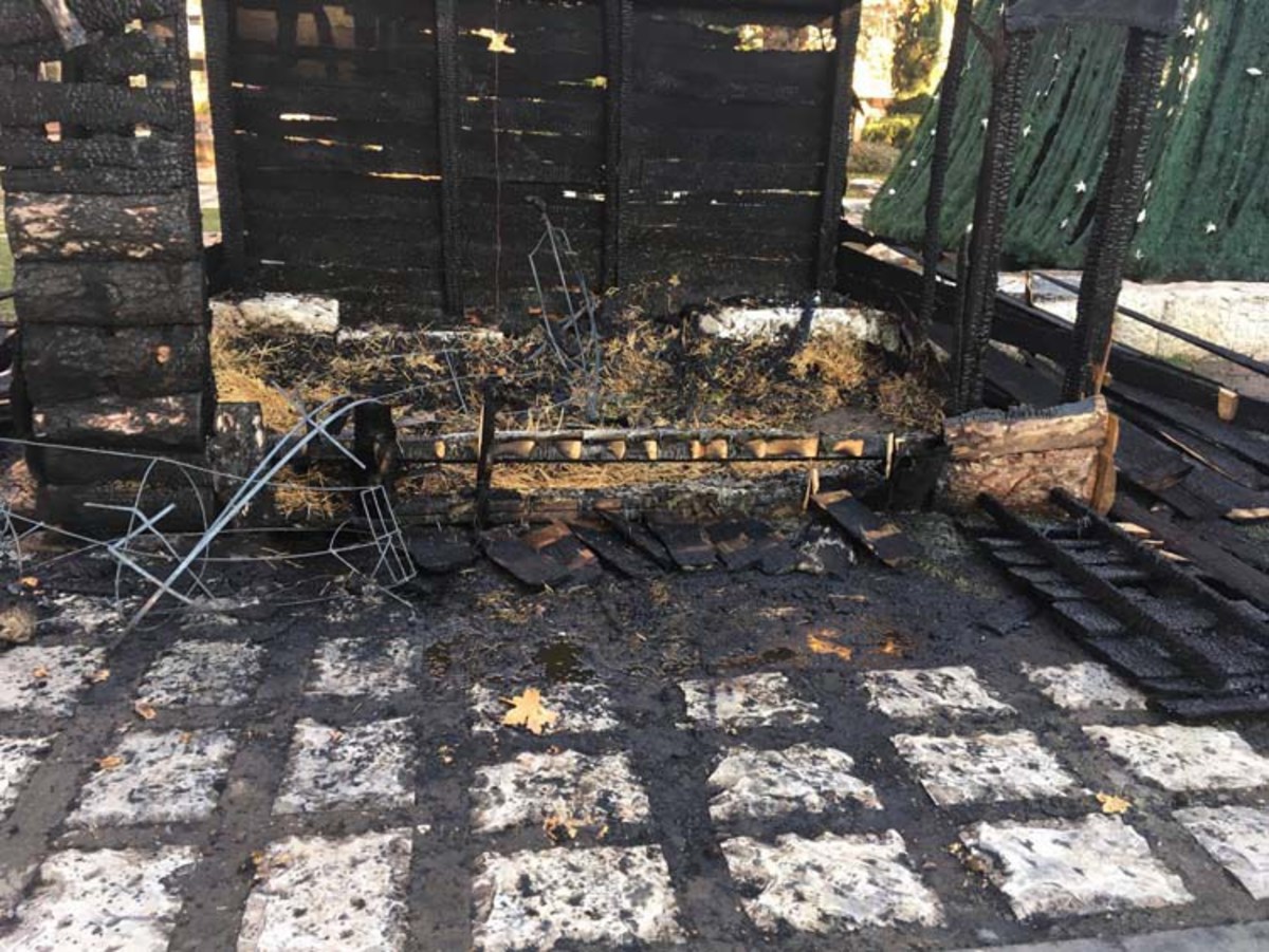 Λάρισα: Έβαλαν φωτιά και έκαψαν τη χριστουγεννιάτικη φάτνη – Οι εικόνες που άφησαν πίσω [pics]