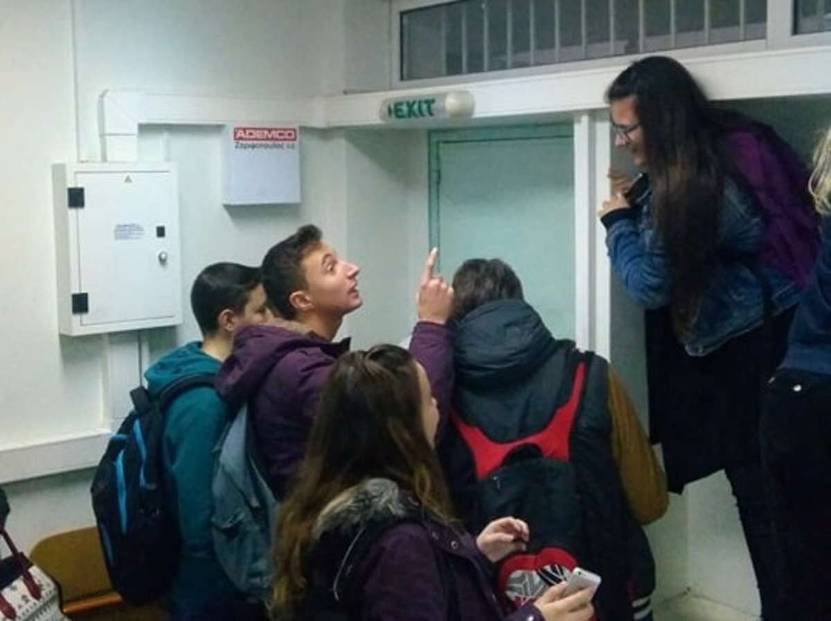 Απίστευτο! Μαθητές και καθηγήτρια στο Αγρίνιο εγκλωβίστηκαν μέσα σε σχολική αίθουσα!