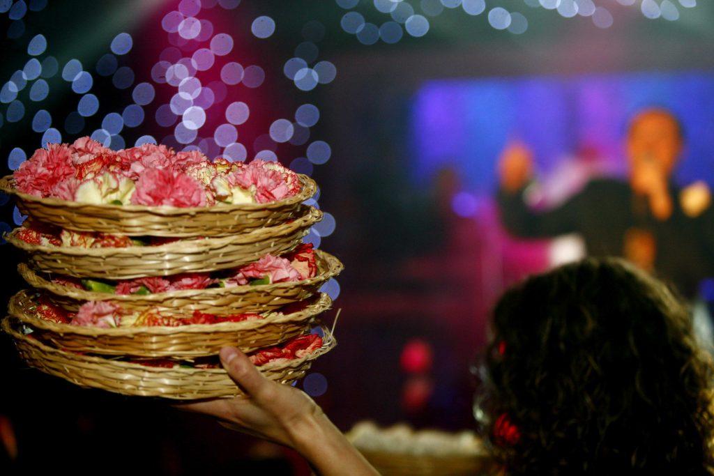 Γνωστή παρουσιάστρια έκανε 20.000 ευρώ λογαριασμό σε γαρύφαλλα πρώτο τραπέζι πίστα!