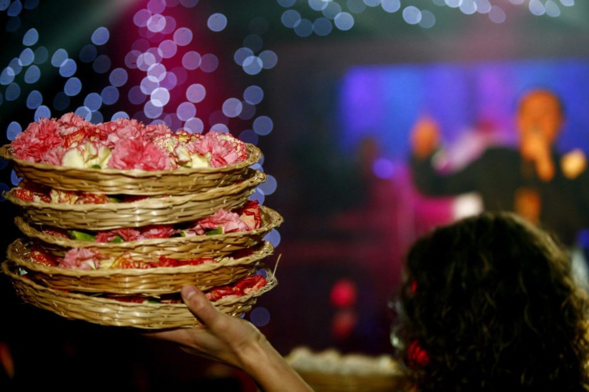 Γνωστή παρουσιάστρια έκανε 20.000 ευρώ λογαριασμό σε γαρύφαλλα πρώτο τραπέζι πίστα!